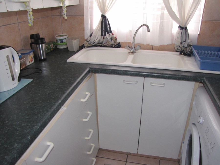 To Let 1 Bedroom Property for Rent in Aston Bay Eastern Cape